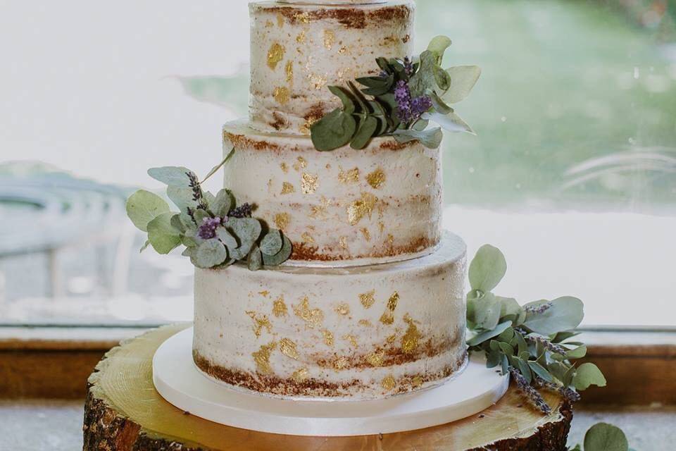 A rustic wedding cake