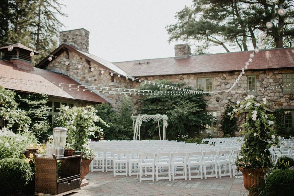 Summer courtyard ceremony | Molly Quill Photography