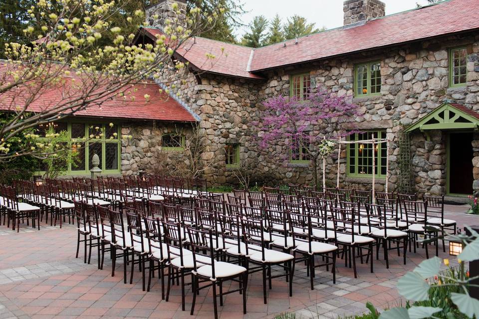 Spring courtyard ceremony | Mark Davidson Photography