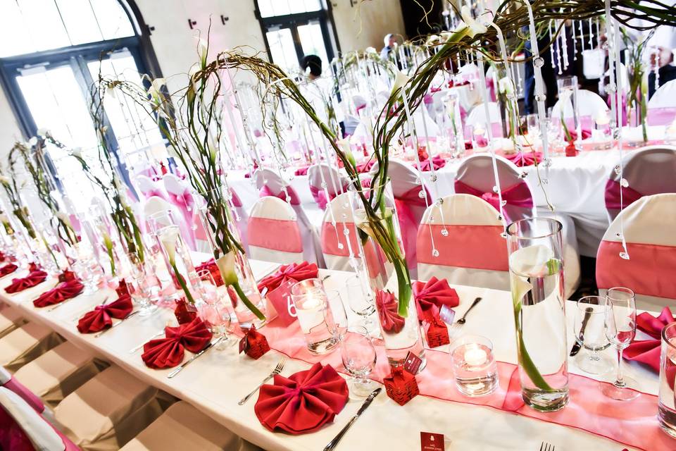 Red and pink table decor