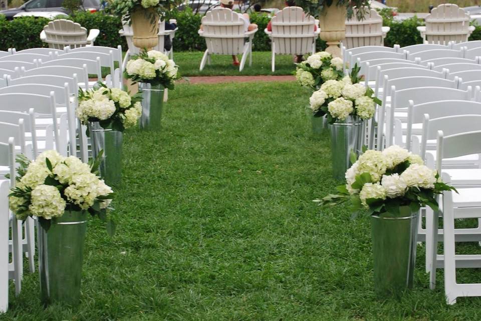 Simple outdoor aisle
