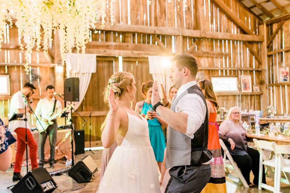 Bride & Groom Dancin'