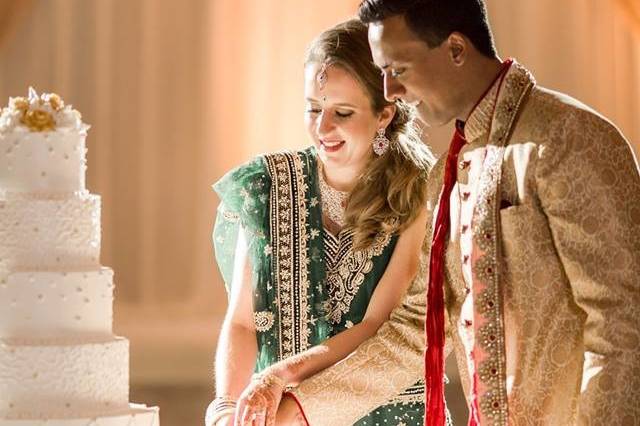 Couple cake cutting