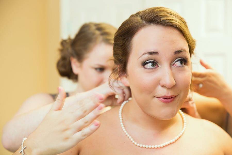 Bride getting ready | Julie Gayler Photography