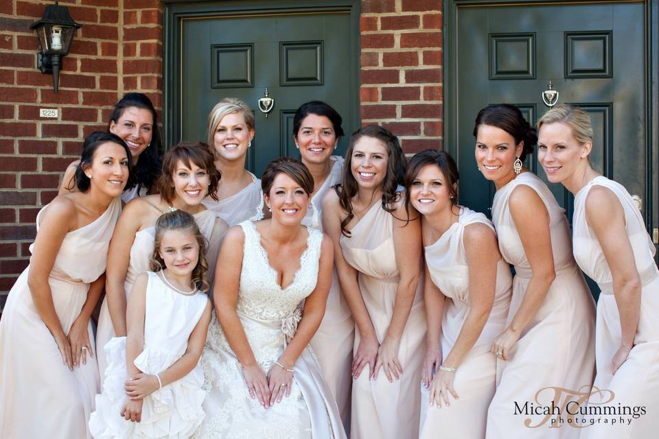 Bride and her bridesmaids | Micah Cummings Photography