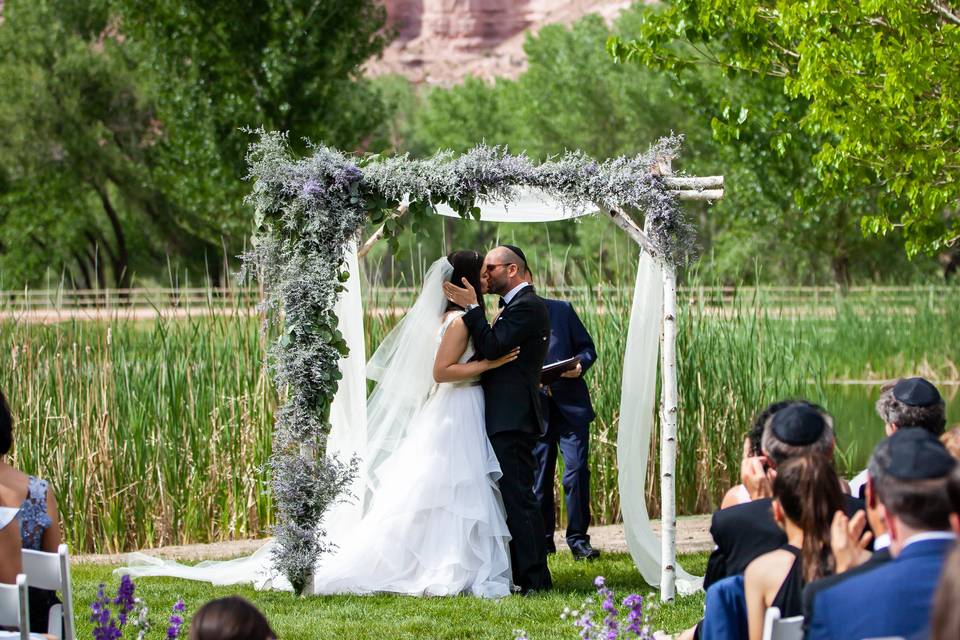 A kiss under the arch