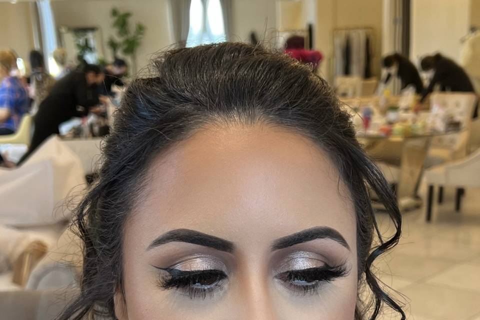 Bridesmaid glam makeup