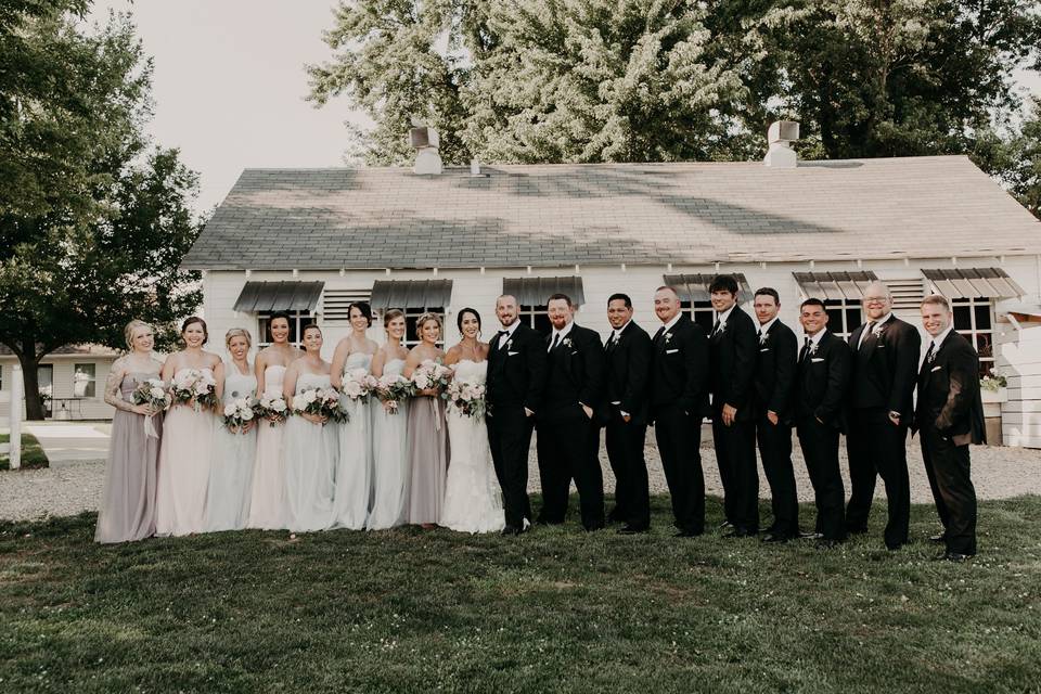 Group photo with the bridesmaids and groomsmen
