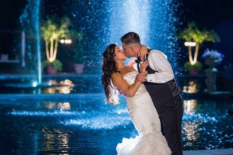 Kiss by the fountain - The Glenmar Studio