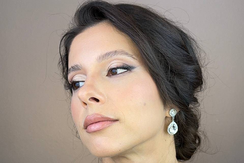 Soft makeup for the bride