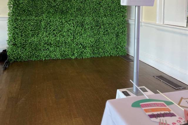 Hedge Wall w/ Photo booth