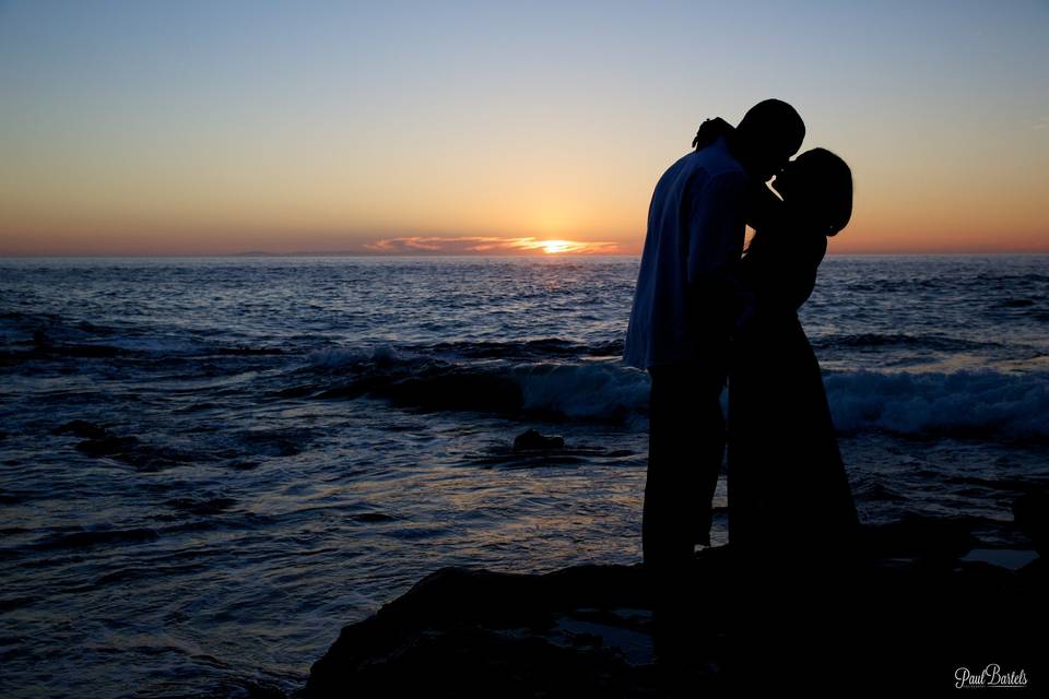 Kiss at the beach sunset