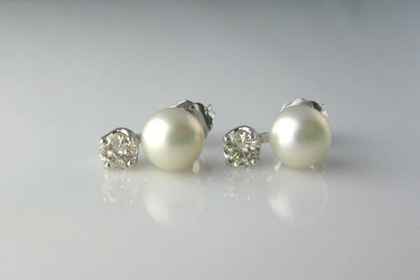 Simple yet elegant - and most definitely wearable after your wedding - diamonds and pearls - what a perfect combo for the bride!