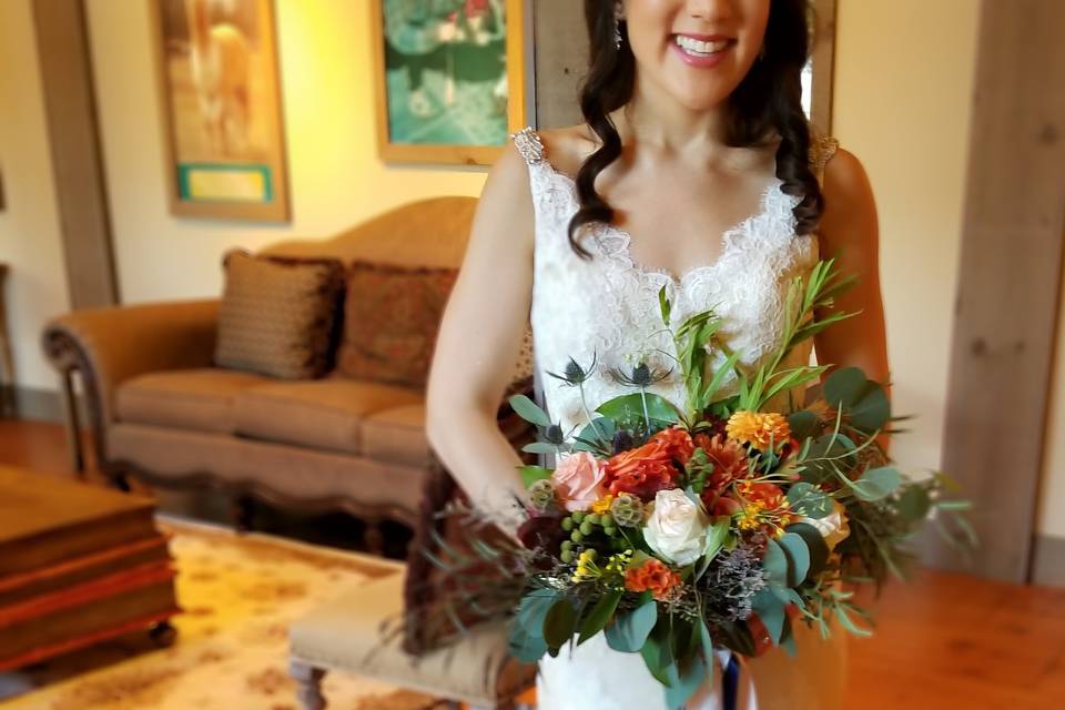 Loose + lush bridal bouquet