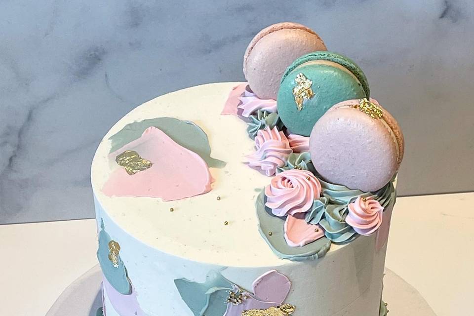 Cake with macarons