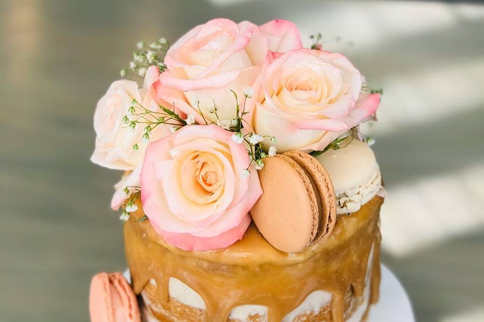 Macaron-decorated cake