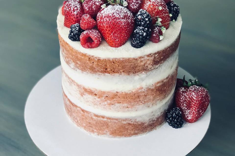 Naked cake with berries