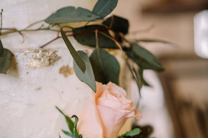 Floral cake décor