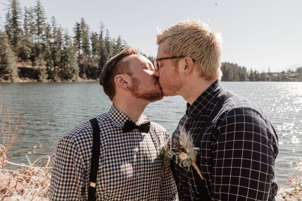 Kissing: LoveLight Photography