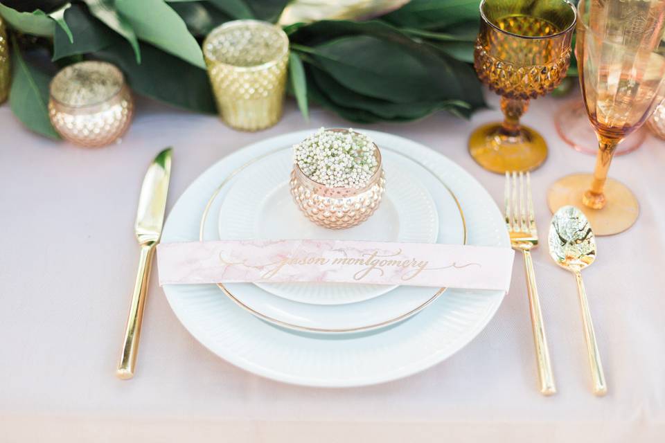 Beautiful table setting photographed by Karma Hill Photography.