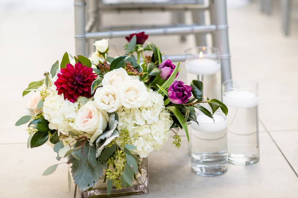 Winter Romance in Laguna BeachPhoto Credit | Nicolette MokuRentals | Signature PartyFlorals | Bloom of Time