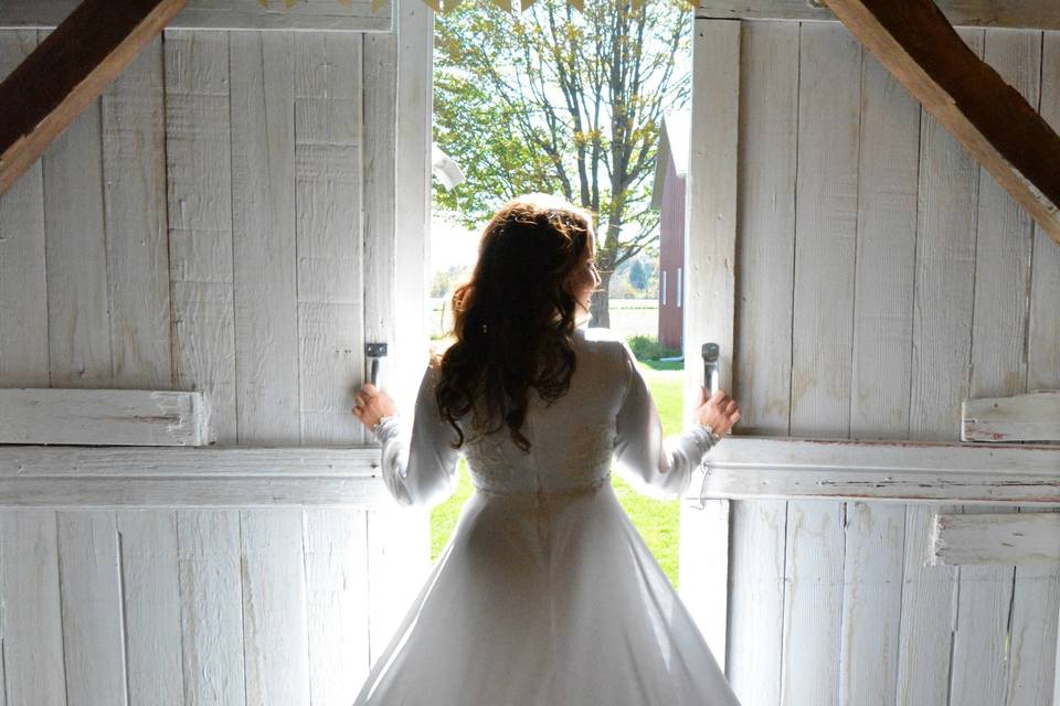 A bride in the bridal suite (Photo Courtesy of Tori Harrison)