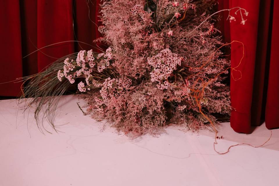 Red wedding details flowers