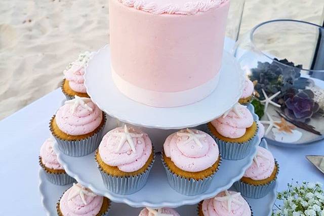 Simple cake with cupcakes