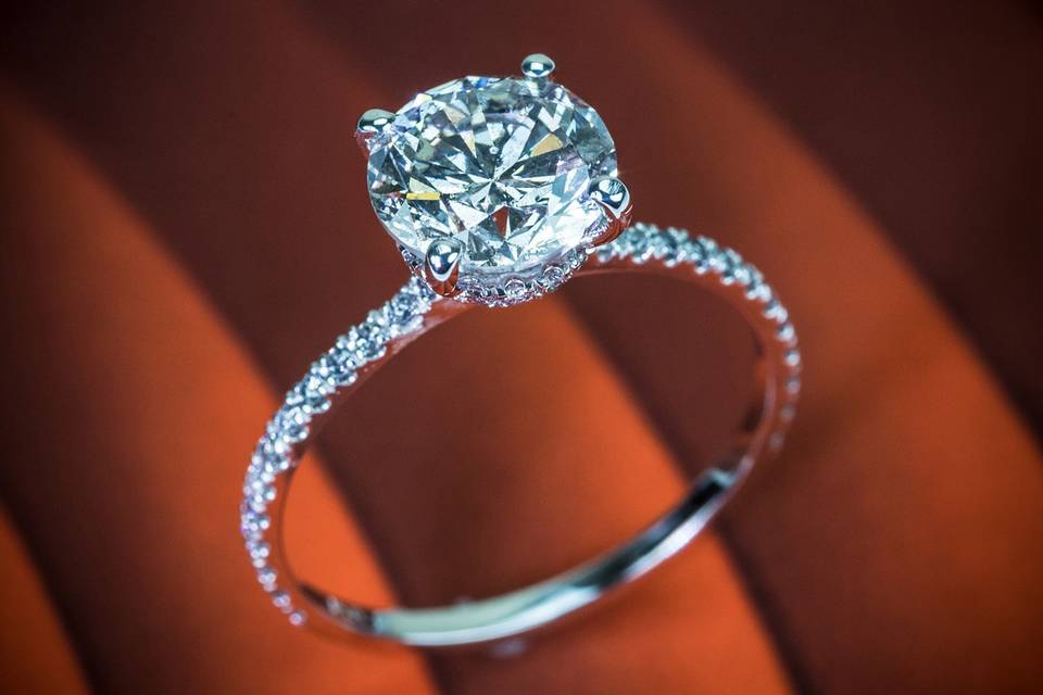 Round cut diamond engagement ring