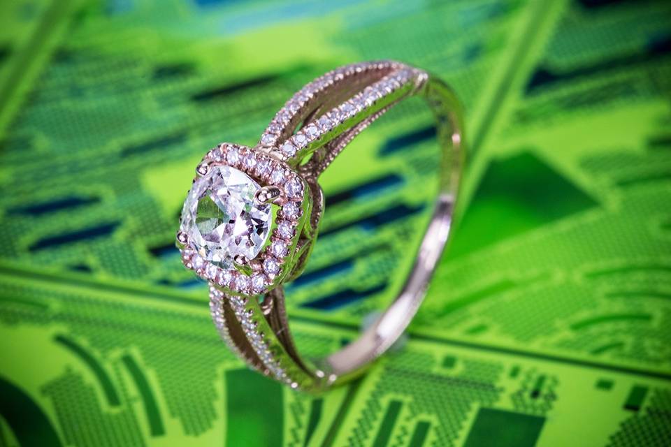 Diamond halo engagement ring