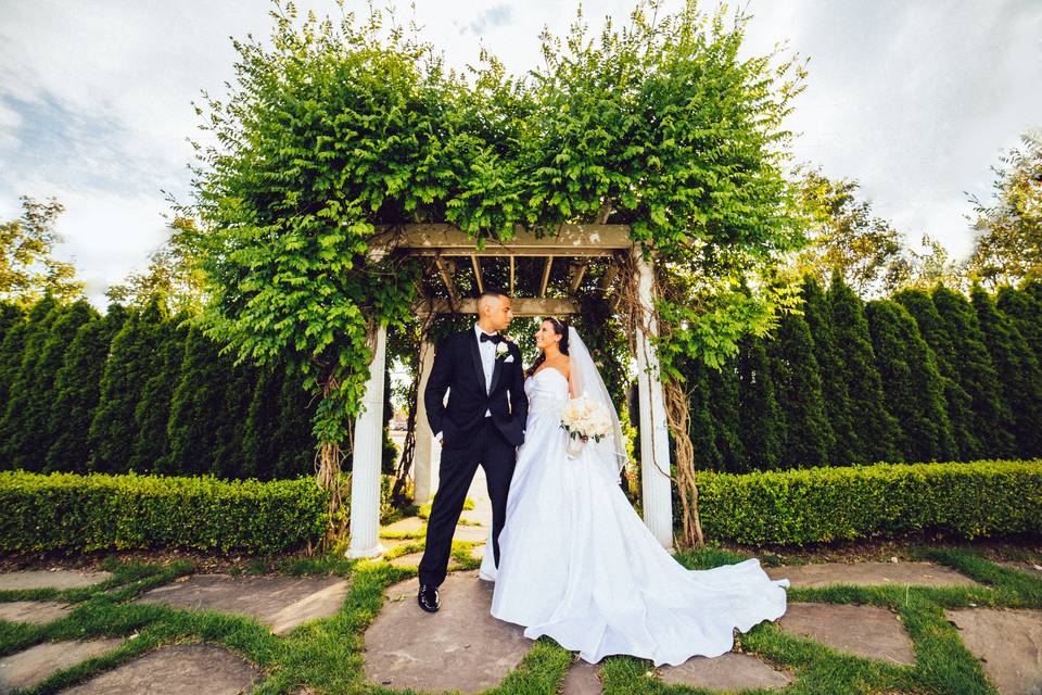 Couple kiss by the outdoor fountain