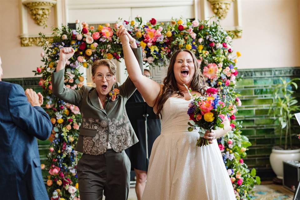 Wedding bouquet and arch decor