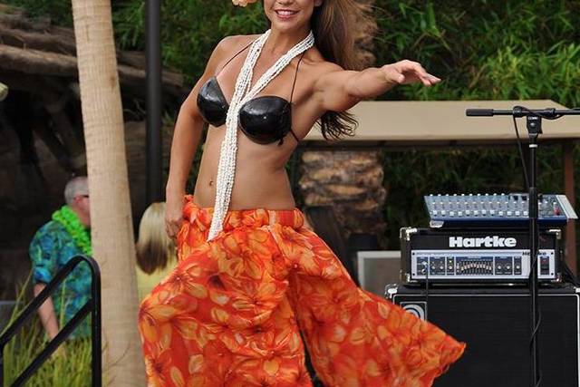Tahiti Village dancer