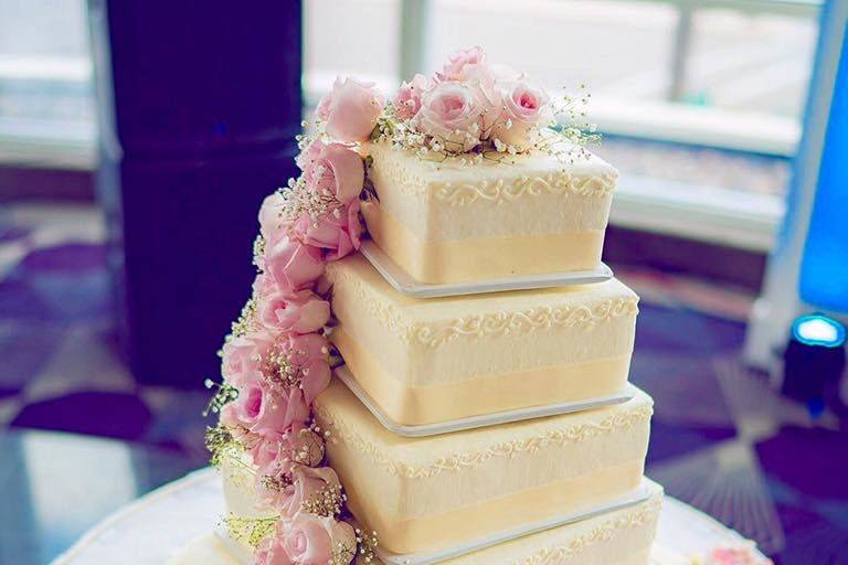 Five tier cake with pink roses ascending