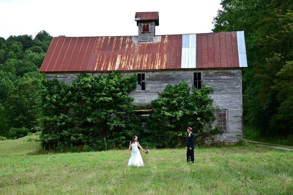 We found this great old building to photograph the wedding party at before the wedding ceremony