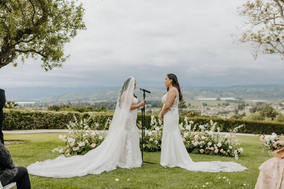 Peach and white ceremony
