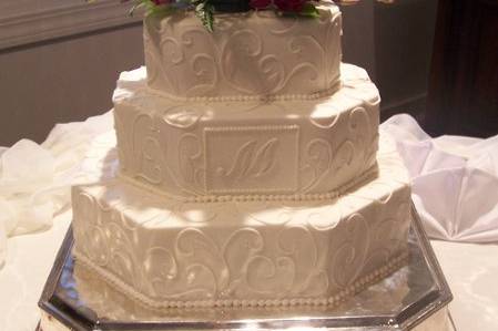 Emerald-shaped tiers swirled with vines, and monogrammed to make it your own.....