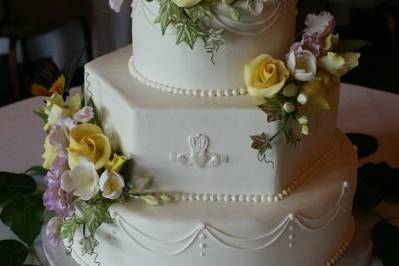 Sugar freesia, irises, ivy and sweetpeas with a claddagh motif.