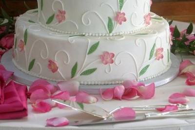 Branches of hand-made sugar fall leaves on smooth buttercream tiers.....