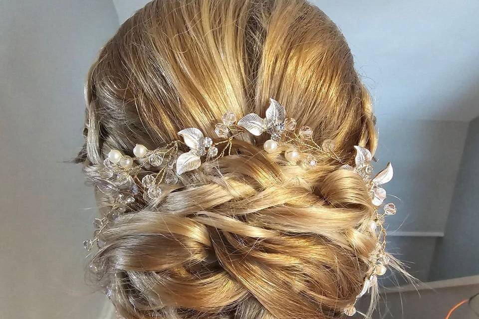 Low bun w accessories