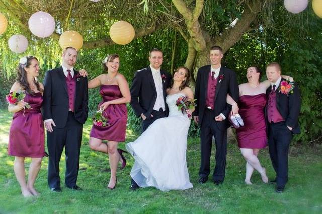 The couple with the bridesmaids and groomsmen