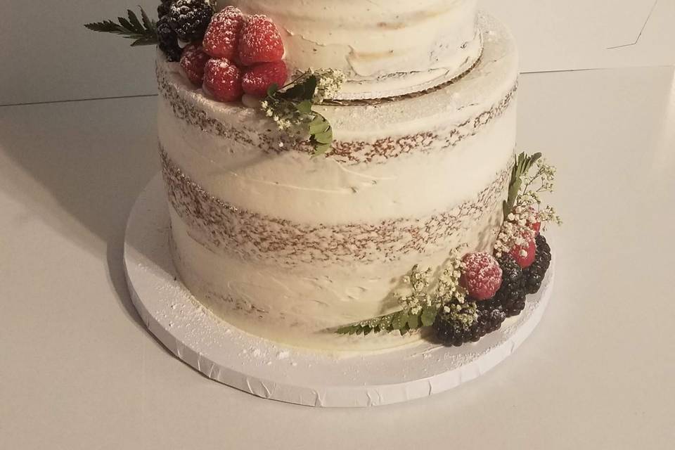 Naked cake with berries