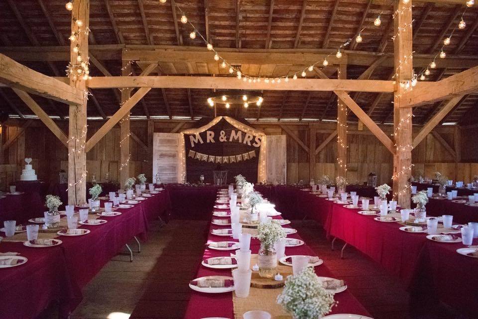 Romantic red linen for a sophisticated banquet