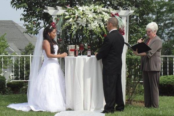 This couple shared a glass of beer to symbolize their unity as a couple