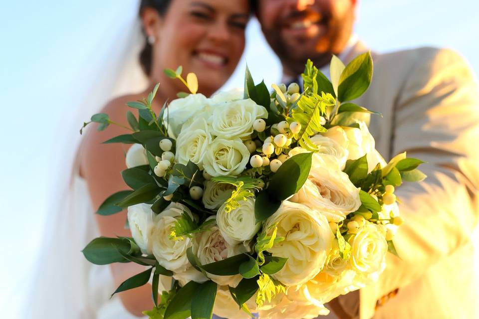Couple holds the bouquet