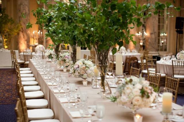 table setting with centerpieces