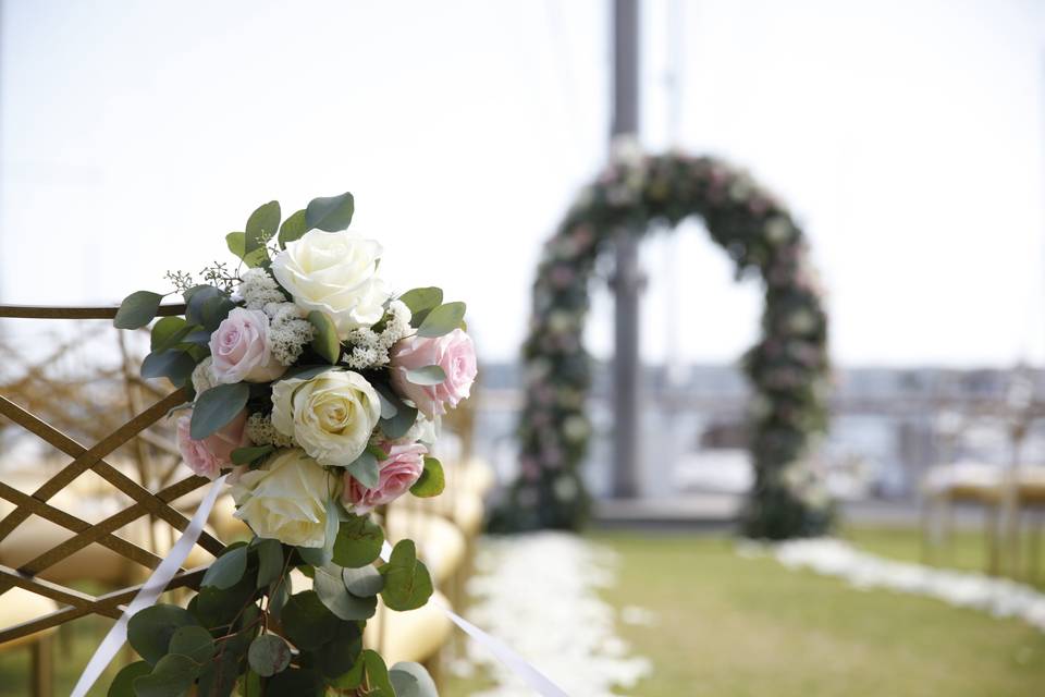 Outdoor romance at The California Yacht Club(Sabrina Valdez Photography)