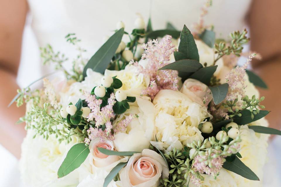 Romantic, classic and fun - McCann Flowers (Elizabeth Burgi Photography)