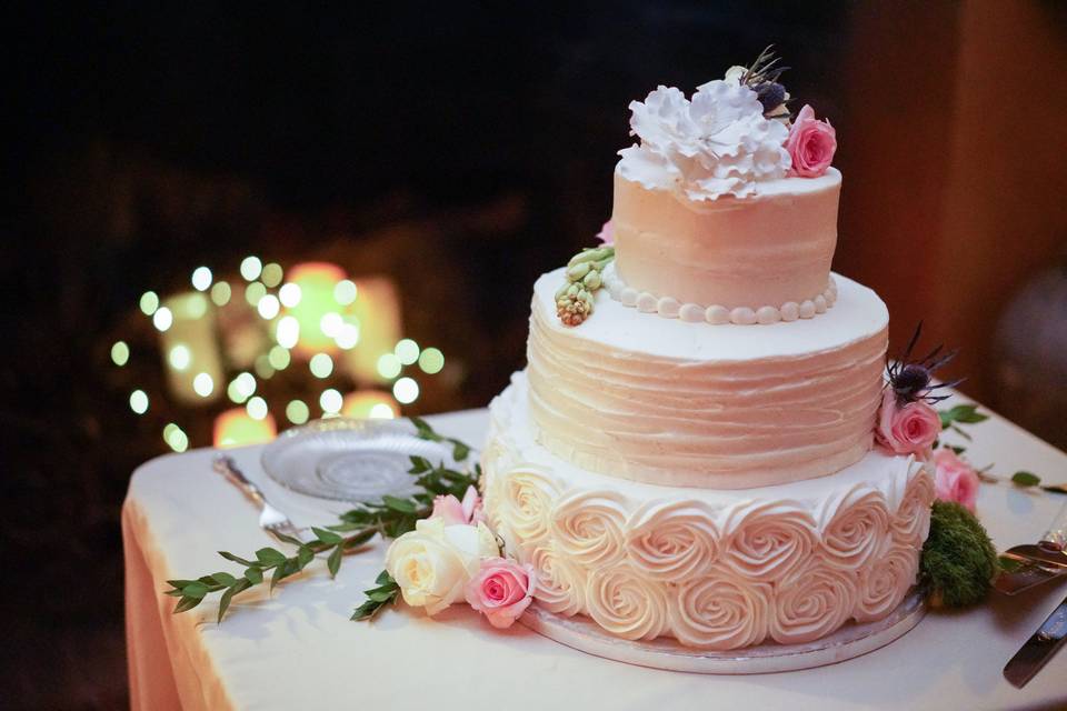 Amazing wedding cake fitting the retro style of this wedding (Jeremy Lucero Photography)
