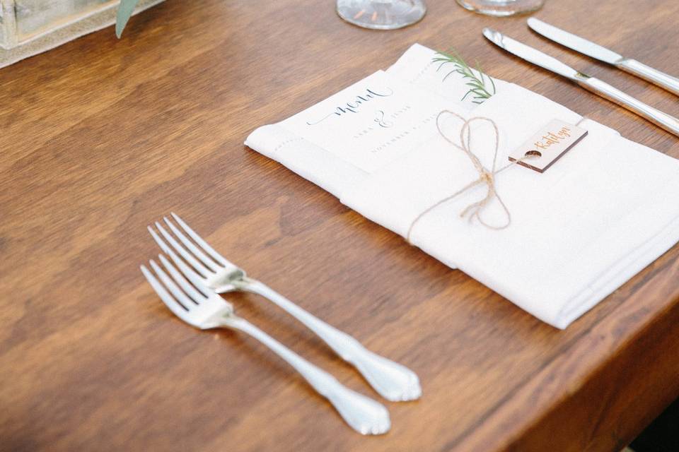 classy and simply elegant farm-style tablescape (Luna de Mare Photography)